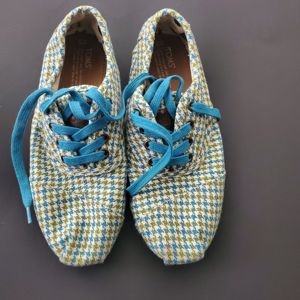 Toms sneakers size 9